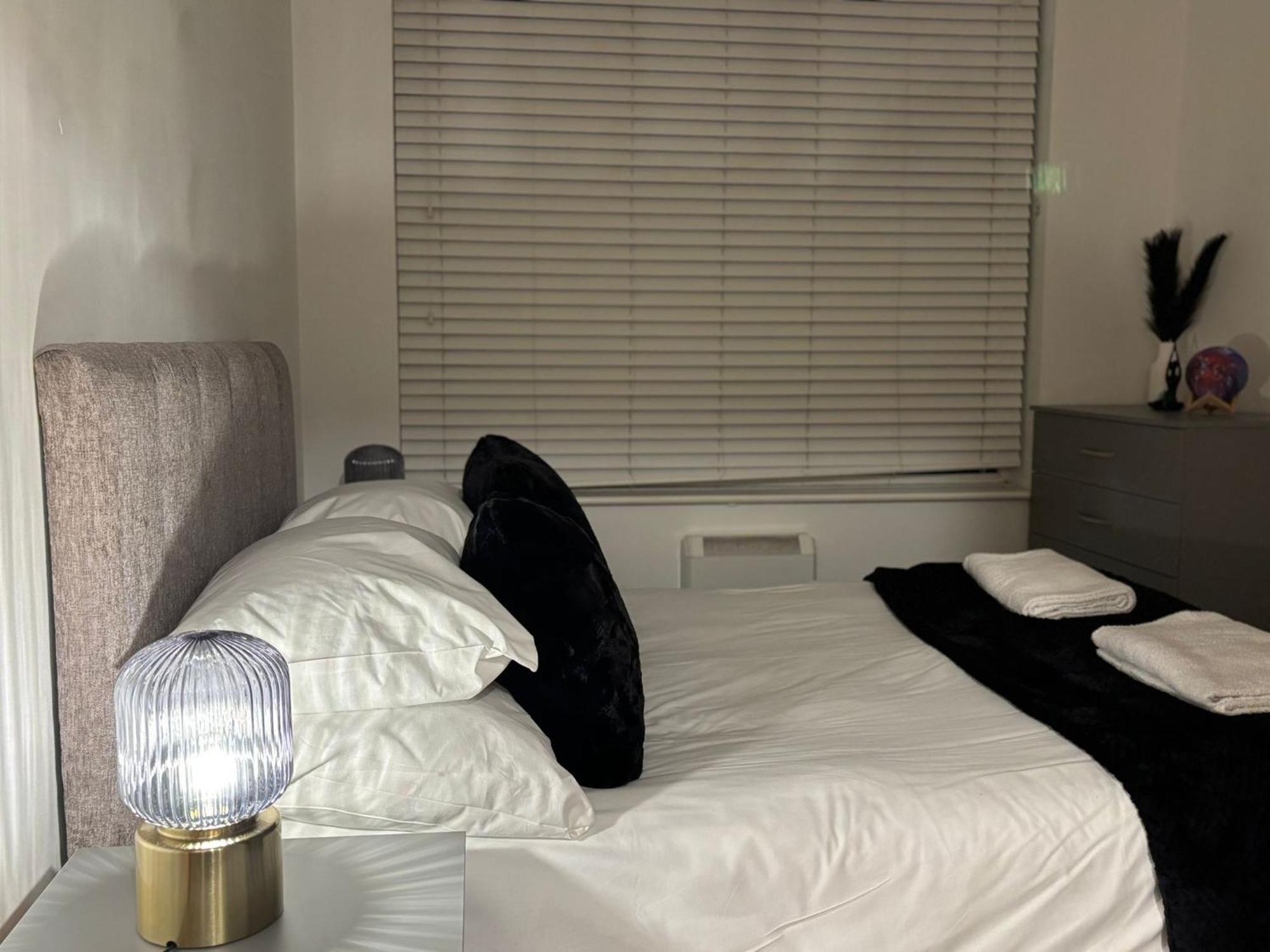 24-7 Secured City Centre Apartments With Free Underground Parking And Wifi Birmingham Luaran gambar