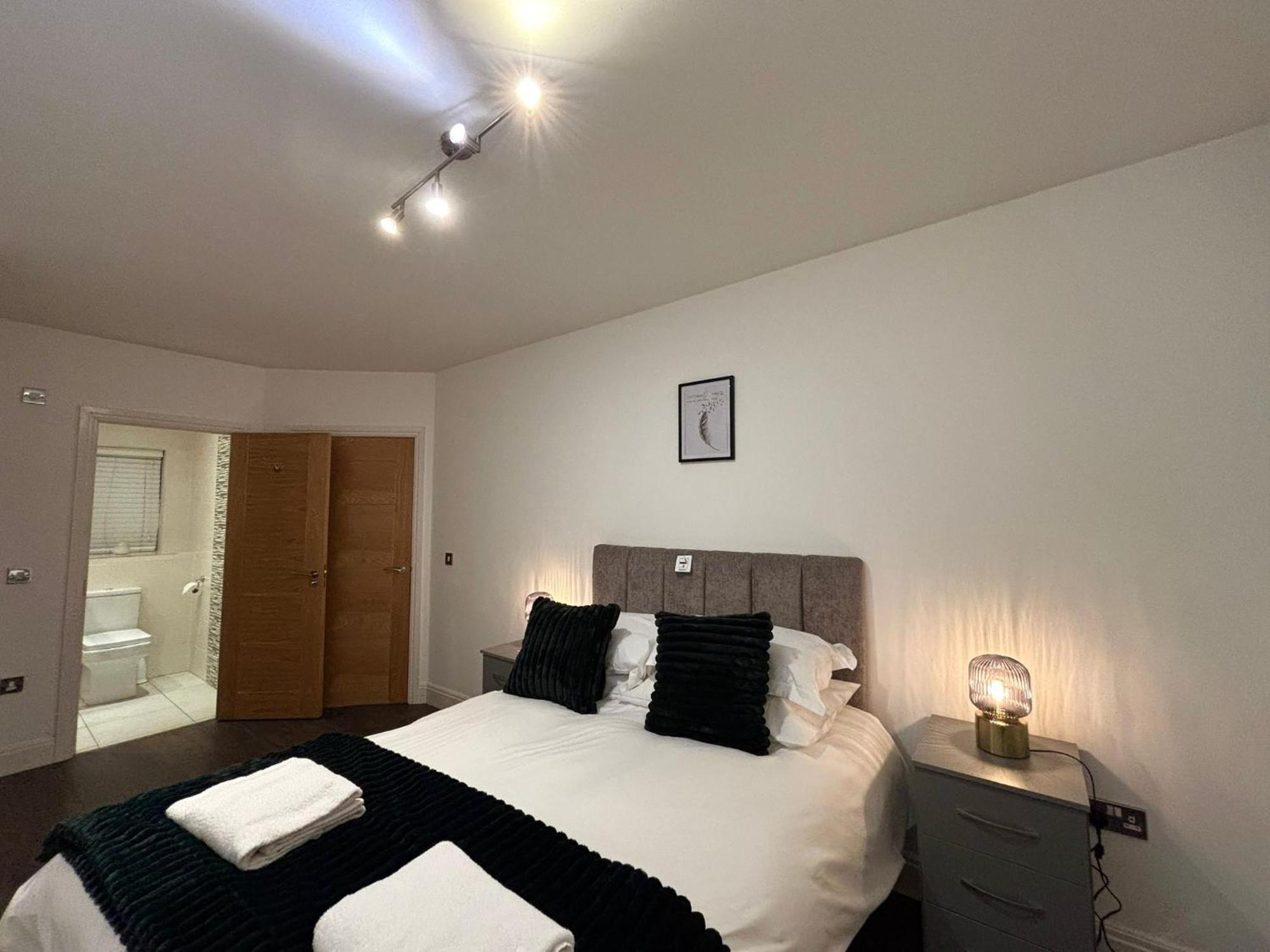 24-7 Secured City Centre Apartments With Free Underground Parking And Wifi Birmingham Luaran gambar